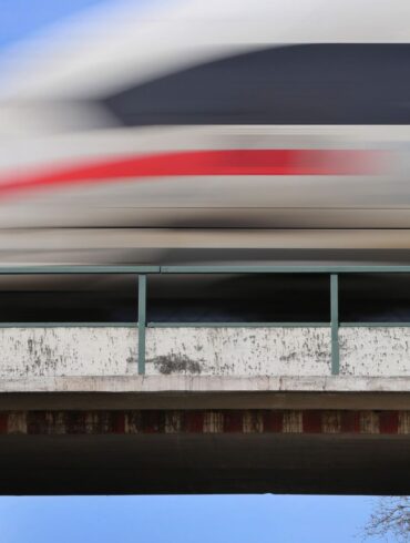 Bahnkunden drohen wegen stark steigender Trassenpreise teurere Tickets und weniger Verbindungen.