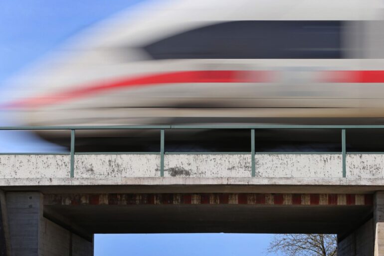 Bahnkunden drohen wegen stark steigender Trassenpreise teurere Tickets und weniger Verbindungen.