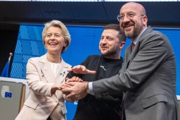 EU-Kommissionpräsidentin Ursula von der Leyen (l-r), der ukrainische Präsident Wolodymyr Selenskyj und EU-Ratspräsident Charles Michel in Brüssel (Februar 2023).