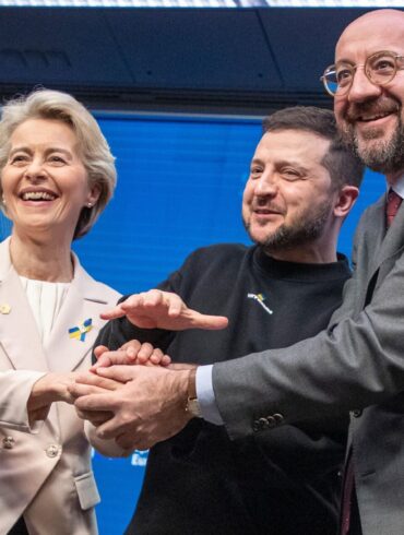 EU-Kommissionpräsidentin Ursula von der Leyen (l-r), der ukrainische Präsident Wolodymyr Selenskyj und EU-Ratspräsident Charles Michel in Brüssel (Februar 2023).