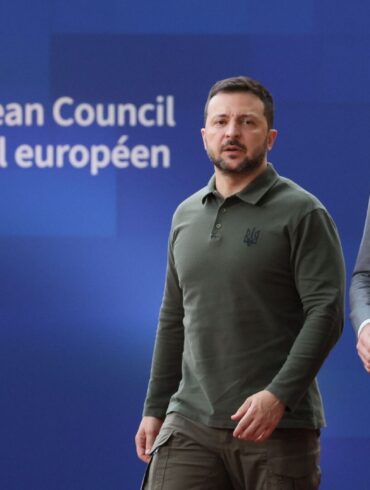 Der ukrainische Präsident Wolodymyr Selenskyj (l) und EU-Ratspräsident Charles Michel in Brüssel.