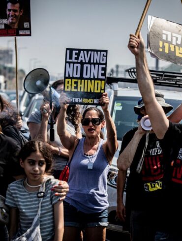 Immer wieder gehen Menschen in Tel Aviv auf die Straße, um für die Freilassung der von der Hamas im Gazastreifen festgehaltenen Geiseln zu demonstrieren.