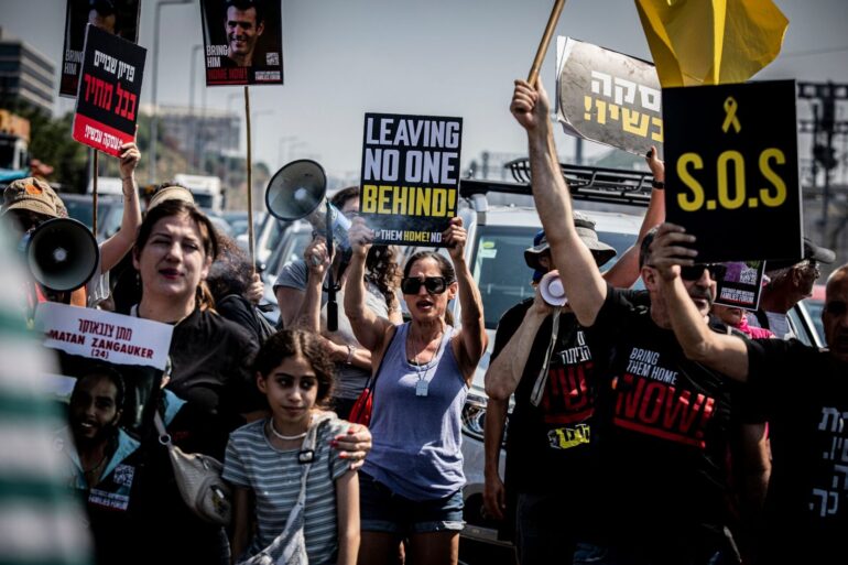 Immer wieder gehen Menschen in Tel Aviv auf die Straße, um für die Freilassung der von der Hamas im Gazastreifen festgehaltenen Geiseln zu demonstrieren.
