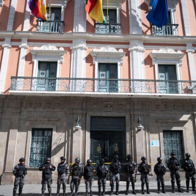 Eine Tag nach dem Putschversuche schützen Sicherheitskräfte den Regierungspalast im bolivianischen La Paz