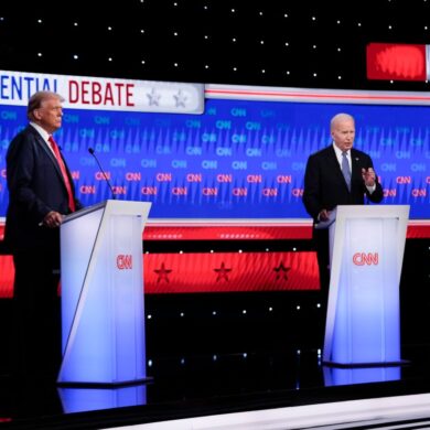 Donald Trump (l) und Joe Biden treffen im TV-Duell aufeinander.