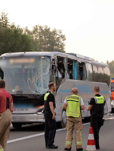 Rettungskräfte neben dem beschädigten Reisebus auf der Autobahn 24. Inzwischen ist die Sperrung aufgehoben.