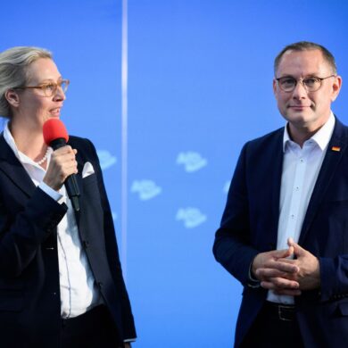 Alice Weidel (l), Bundesvorsitzende der AfD, und Tino Chrupalla, Bundesvorsitzender der AfD, begrüßen die Gäste beim Presseempfang am Abend vor dem Bundesparteitag der AfD in der Grugahalle in Essen.