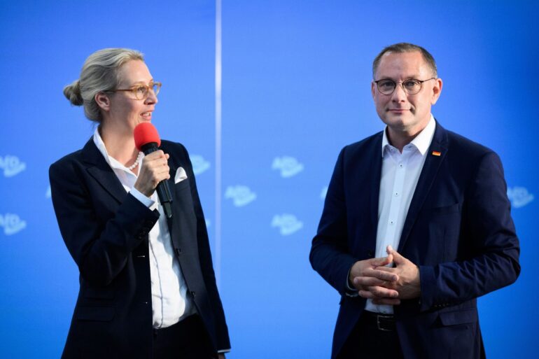 Alice Weidel (l), Bundesvorsitzende der AfD, und Tino Chrupalla, Bundesvorsitzender der AfD, begrüßen die Gäste beim Presseempfang am Abend vor dem Bundesparteitag der AfD in der Grugahalle in Essen.
