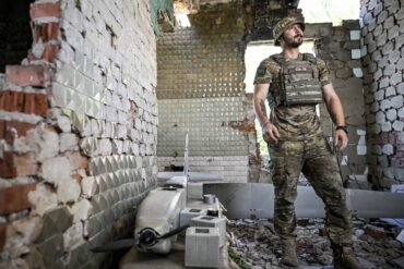 Ein Luftaufklärer der 148. separaten Artilleriebrigade der ukrainischen Luftangriffstruppen steht neben einer zerlegten Drohne in der Region Donezk in der Ostukraine.