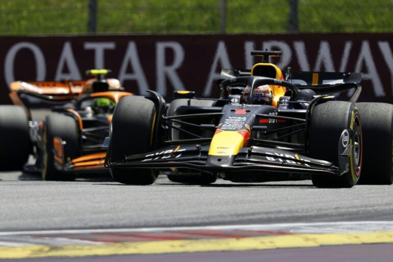 Der Niederländer Max Verstappen (r) behauptet sich gegen den Briten Lando Norris (l).