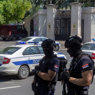 Polizisten sperren in Belgrad den Verkehr an einer Kreuzung in der Nähe der israelischen Botschaft.