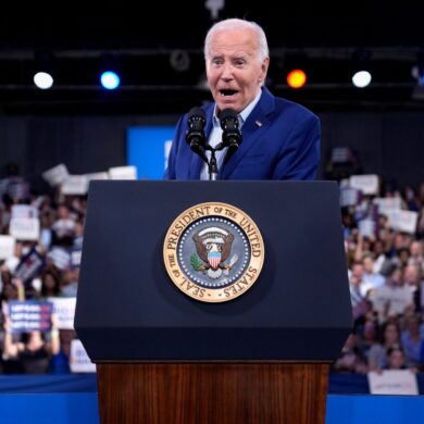 Noch steht die erste Reihe der Demokraten geschlossen hinter US-Präsident Joe Biden. Doch  die Stimmen derer, die ihn nicht mehr für den richtigen Kandidaten halten, werden lauter.