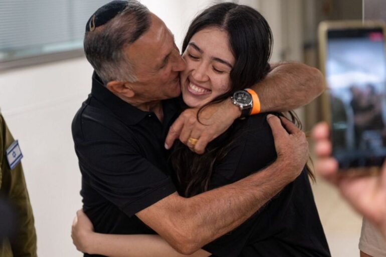 Die israelische Geisel Noa Argamani (r) umarmt Familienangehörige im Sheba Tel-HaShomer Medical Centre, nachdem sie von der israelischen Armee aus der Gefangenschaft im Gazastreifen befreit wurde.