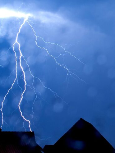 Ein Blitz schlägt ein in Nordrhein-Westfalen.
