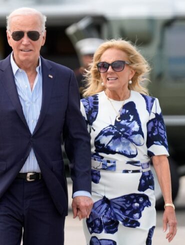 US-Präsident Joe Biden und First Lady Jill Biden kommen mit der Marine One am East Hampton Airport in East Hampton, N.Y. an.