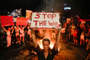 Menschen protestieren gegen die Regierung des israelischen Premierministers Netanjahu und fordern die Freilassung von Geiseln, die im Gazastreifen von der palästinensischen Hamas festgehalten werden.