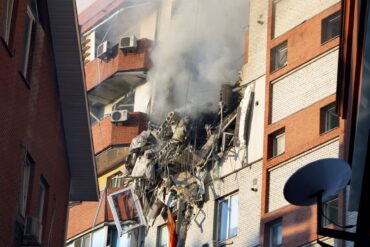 Rauch steigt aus einem Wohnblock, der von einer russischen Rakete getroffen wurde.