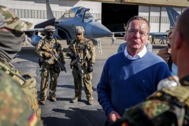 Verteidigungsminister Pistorius macht seinen Unmut über die weitere Finanzierung der Bundeswehr Luft.