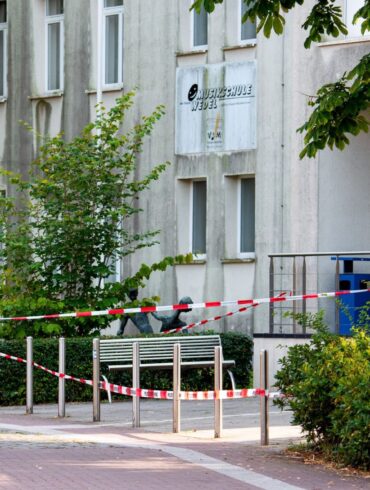 Absperrband vor der Volkshochschule in Wedel.