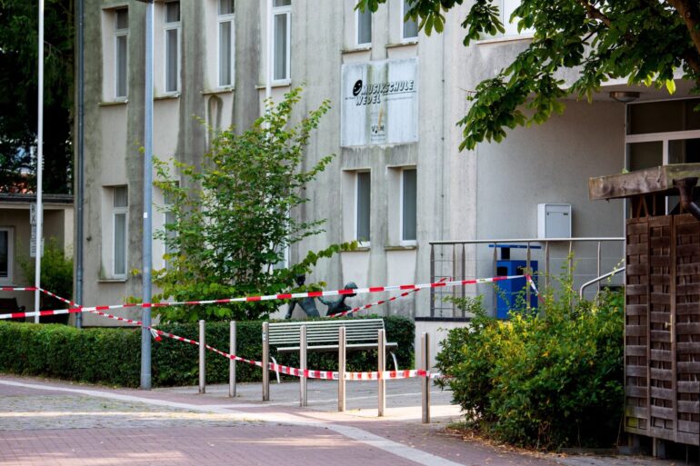 Absperrband vor der Volkshochschule in Wedel.