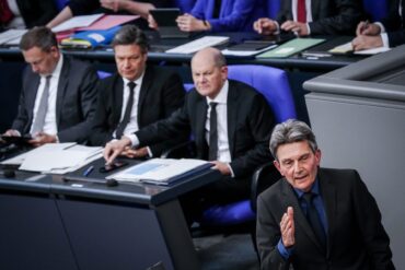 Christan Lindner sieht in Rolf Mützenich eine Gefahr für die Koalition. (Archivbild)