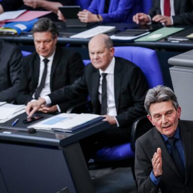 Christan Lindner sieht in Rolf Mützenich eine Gefahr für die Koalition. (Archivbild)