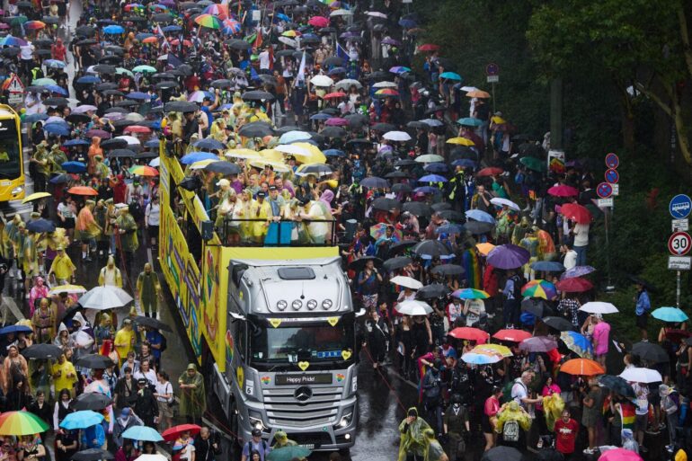 Erst regnet es beim CSD, doch dann kommt auch die Sonne raus.