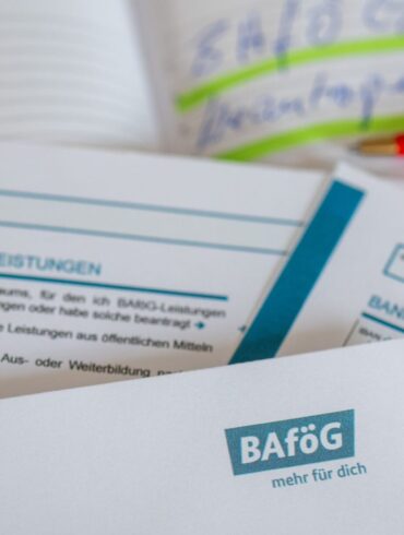Ab dem 1. August gibt es für Schülerinnen und Schüler mehr Bafög. (Symbolbild)