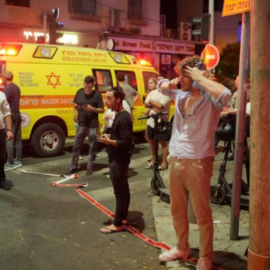 Menschen versammeln sich am Ort der Explosion in Tel Aviv.