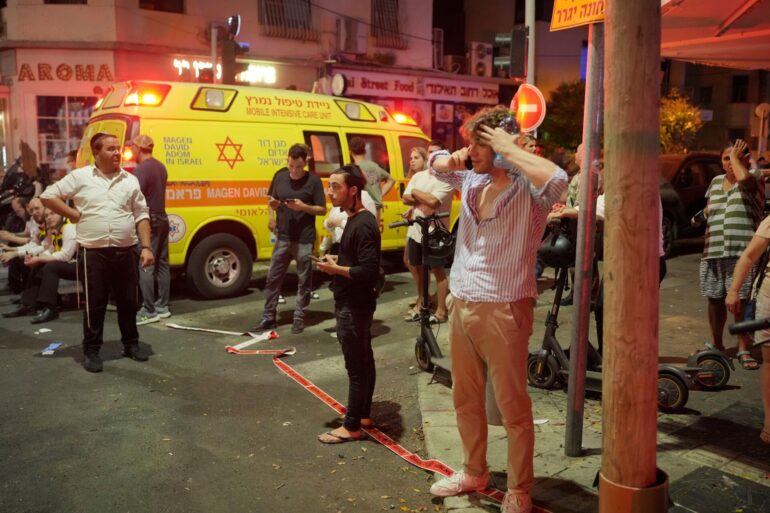 Menschen versammeln sich am Ort der Explosion in Tel Aviv.