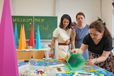 Annalena Baerbock besucht ein Eltern-Kind-Zentrum in  Potsdam. Sie fordert, finanziell schwächere Familien bei der Ausstattung mit Schulmaterial  nicht im Stich zu lassen.