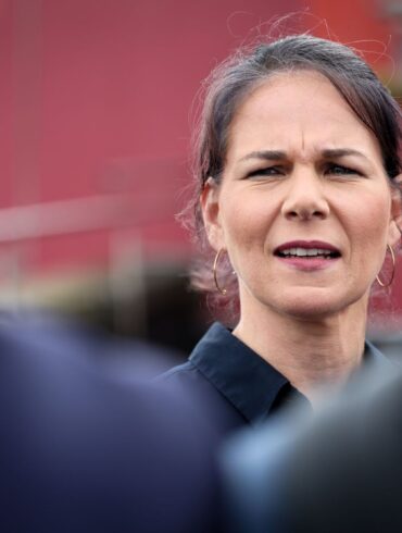 Außenministerin Annalena Baerbock spricht den Familien ihr Mitgefühl aus, die Angehörige bei einem Raketenangriff auf die Golanhöhen verloren haben. (Archiv-Foto)