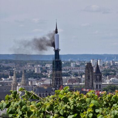 Der Turm der Kathedrale von Rouen steht in Flammen.