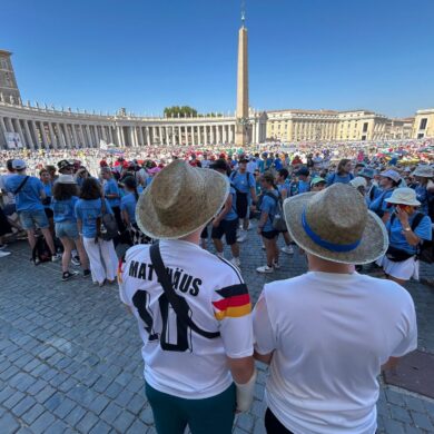 Warten auf Papst Franziskus auf dem Petersplatz