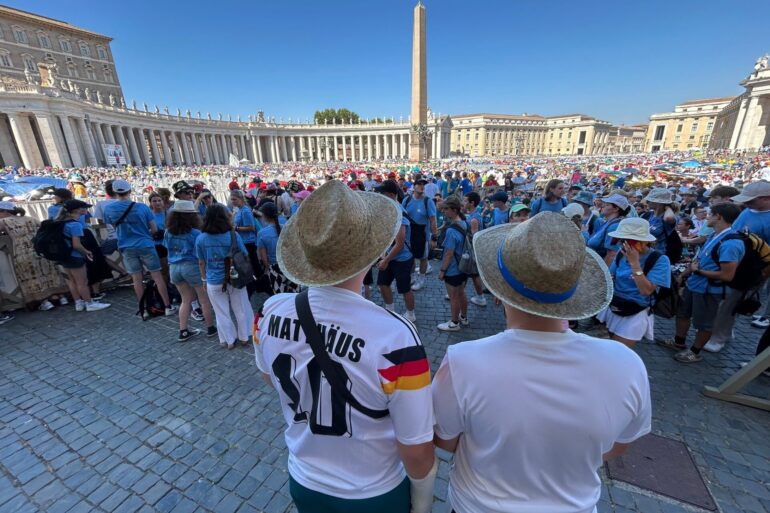Warten auf Papst Franziskus auf dem Petersplatz
