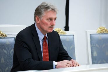 Kremlsprecher Dmitri Peskow rechnet damit, dass die USA die Ukraine in dem Krieg weiter unterstützen. (Archivbild)