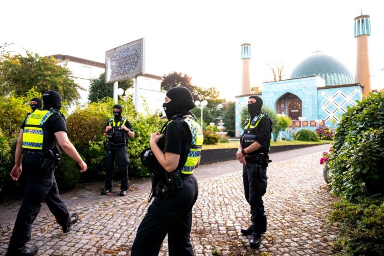 Am frühen Morgen durchsuchen dutzende Polizisten die Blaue Moschee in Hamburg
