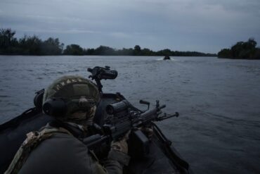 Russische Artillerie schießt über den Fluss Dnipro hinweg.