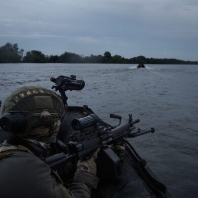 Russische Artillerie schießt über den Fluss Dnipro hinweg.