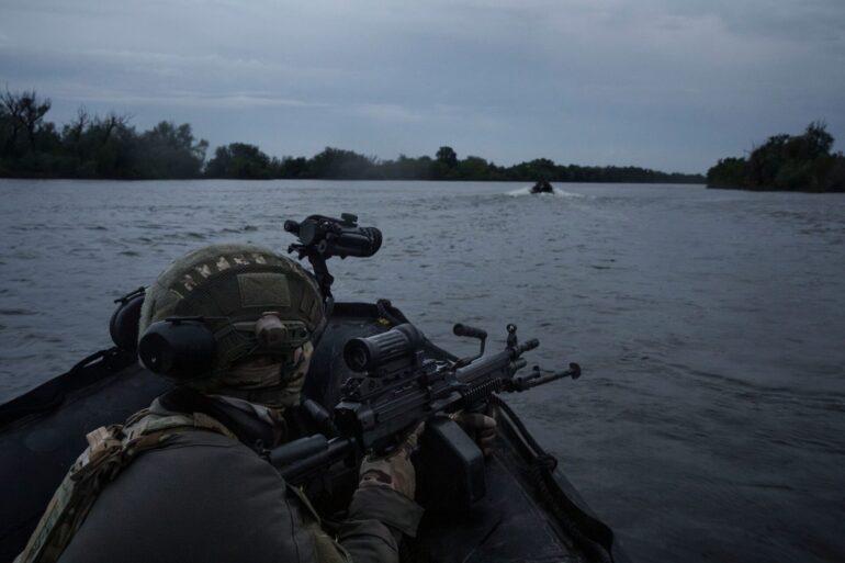 Russische Artillerie schießt über den Fluss Dnipro hinweg.