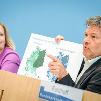 Lebt es sich überall in Deutschland gleichwertig? Bundesinnenministerin Faeser und Wirtschaftsminister Habeck haben dazu einige Zahlen im Angebot.