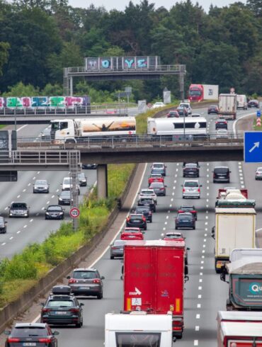 Heute könnte es auf manchen Autobahnen richtig voll werden, warnt der ADAC. (Archivbild)