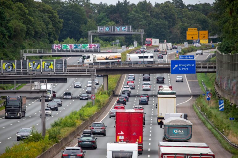 Heute könnte es auf manchen Autobahnen richtig voll werden, warnt der ADAC. (Archivbild)
