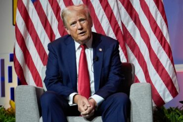 Der republikanische US-Präsidentschaftskandidat Donald Trump hat seinen Vize J.D. Vance halbherzig gegen Kritik verteidigt und dessen Bedeutung im Wahlkampf heruntergespielt.