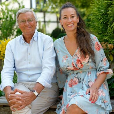 Caroline Bosbach sitzt neben ihrem Vater Wolfgang, kurz vor dessen 70. Geburtstag im Juni 2022. Nun will sie für den Bundestag kandidieren.