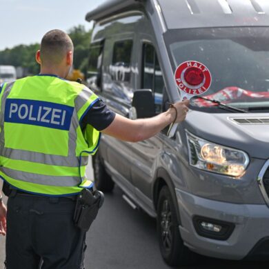 Frankreich-Reisende müssen sich auf Krontollen an der Grenze einstellen. (Symbolbild)