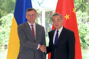 Die Reise des ukrainischen Außenministers Kuleba nach China sorgt für Wirbel.