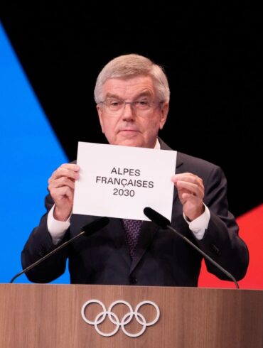 IOC-Präsident Thomas Bach verkündet die Vergabe der Winterspiele 2030 an Frankreich.