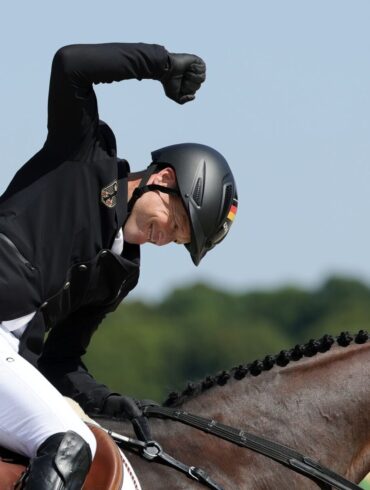 Michael Jung feiert Gold.