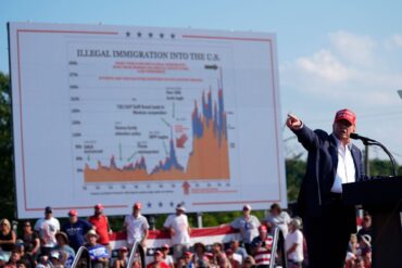 Der republikanische Präsidentschaftsbewerber und ehemalige Präsident Donald Trump spricht während einer Wahlkampfveranstaltung.